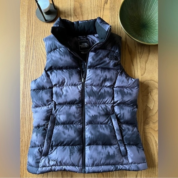 The North Face Jackets & Blazers - THE NORTH FACE Down 700 Vest Womens
Size x- Small Trees Print